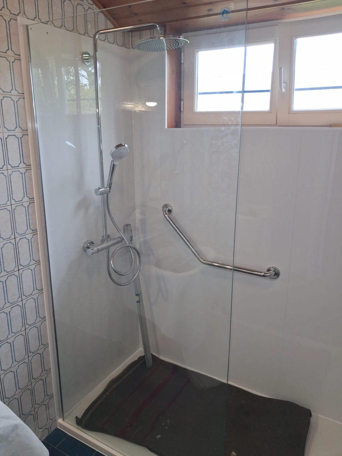 Douche de plain-pied avec receveur extra-plat et barre d'appui, après les travaux