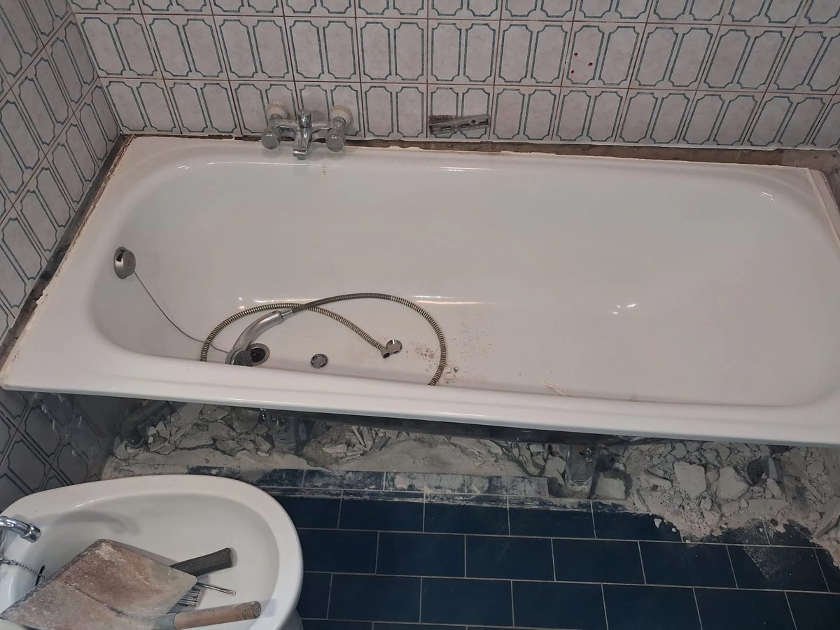Ancienne baignoire avant les travaux