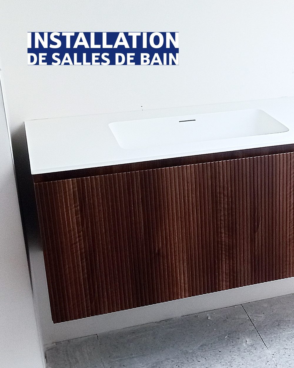 Meuble vasque et plan de toilette dans une salle de bain rénovée