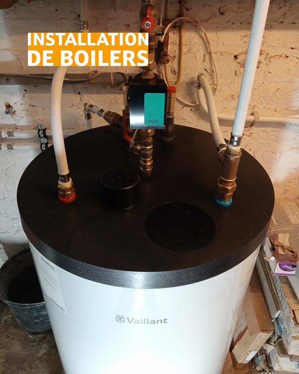 Boiler et circulateur installés, raccordements cuivre dans une chaufferie
