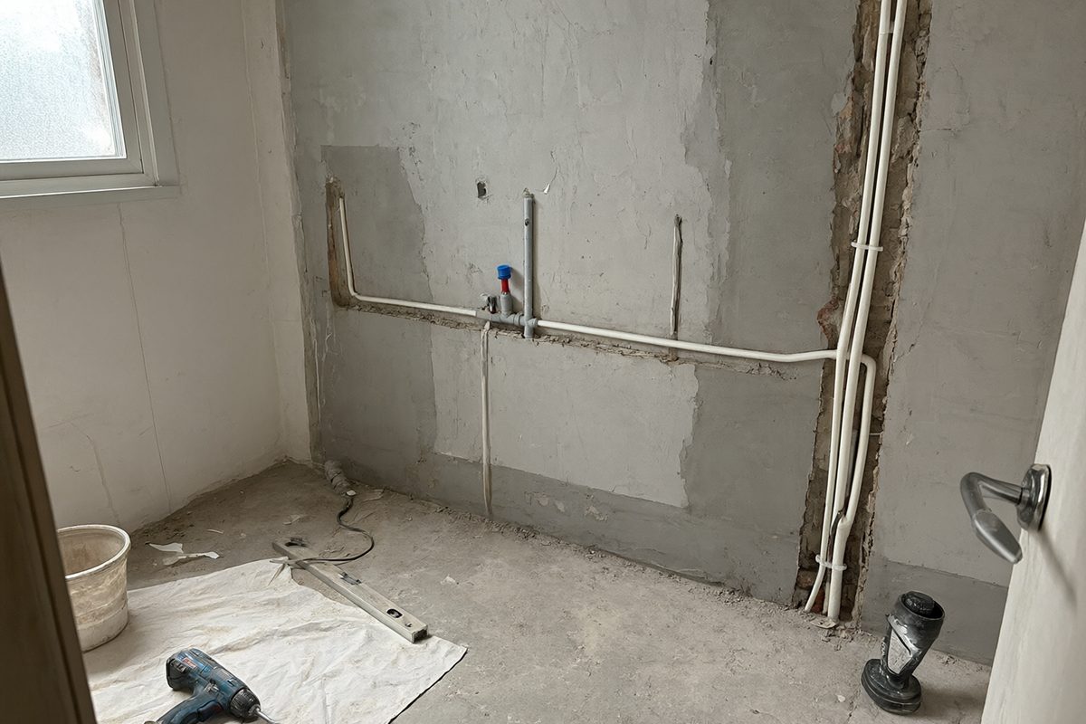 Salle de bain en rénovation, murs ouverts, nouvelles arrivées d'eau dans les saignées
